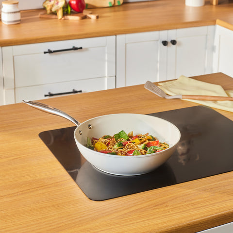 Karaca Swiss Crystal Almond Cream – Wok avec manche 28 cm Karaca Swiss Crystal Almond Cream – Wok avec manche 28 cm