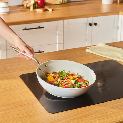 Karaca Swiss Crystal Almond Cream – Wok avec manche 28 cm Karaca Swiss Crystal Almond Cream – Wok avec manche 28 cm