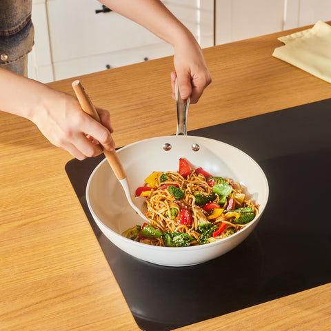 Karaca Swiss Crystal Almond Cream – Wok avec manche 28 cm Karaca Swiss Crystal Almond Cream – Wok avec manche 28 cm