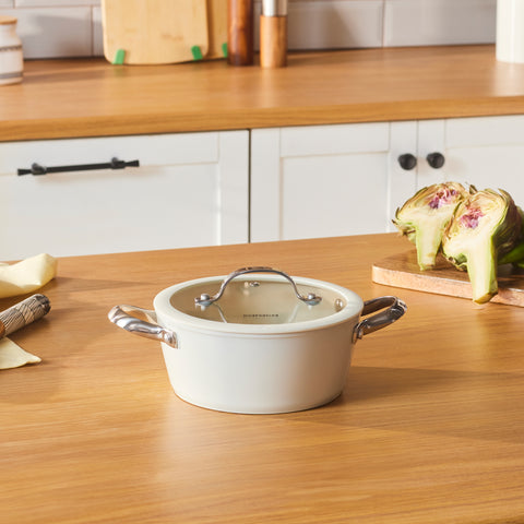 Karaca Swiss Crystal Almond Cream – Casserole avec poignée en acier inoxydable 18 cm Karaca Swiss Crystal Almond Cream – Casserole avec poignée en acier inoxydable 18 cm