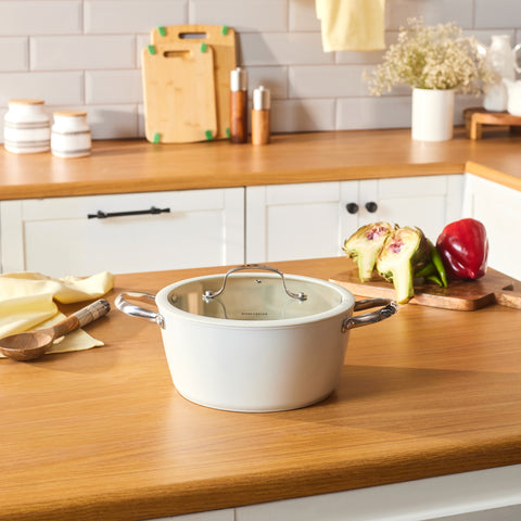 Karaca Swiss Crystal Almond Cream, Casserole avec Manche en Acier, 24cm Karaca Swiss Crystal Almond Cream, Casserole avec Manche en Acier, 24cm