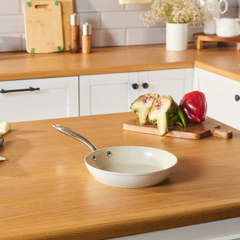 Karaca Swiss Crystal Almond Cream – Poêle avec poignée en acier inoxydable 22 cm Karaca Swiss Crystal Almond Cream – Poêle avec poignée en acier inoxydable 22 cm