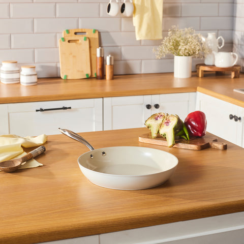 Karaca Swiss Crystal Almond Cream – Poêle avec poignée en acier inoxydable 30 cm Karaca Swiss Crystal Almond Cream – Poêle avec poignée en acier inoxydable 30 cm