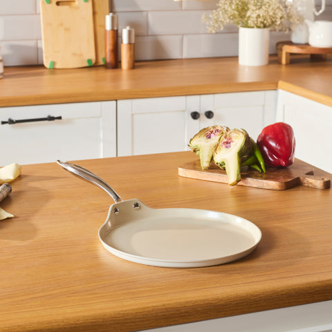 Karaca Swiss Crystal Almond Cream – Crêpière avec poignée en acier inoxydable 28 cm Karaca Swiss Crystal Almond Cream – Crêpière avec poignée en acier inoxydable 28 cm