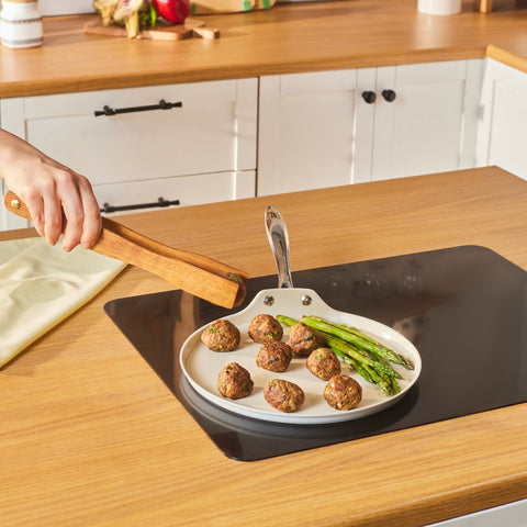 Karaca Swiss Crystal Almond Cream – Crêpière avec poignée en acier inoxydable 28 cm Karaca Swiss Crystal Almond Cream – Crêpière avec poignée en acier inoxydable 28 cm