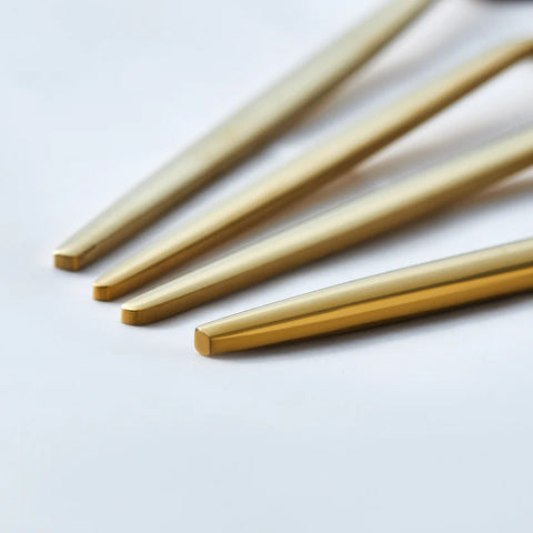 Ensemble de 24 pièces de fourchettes, couteaux et cuillères apricot faro shiny gold avec boîte