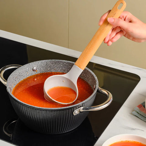 Louche en silicone Karaca x Refika Gadgets avec manche en bois