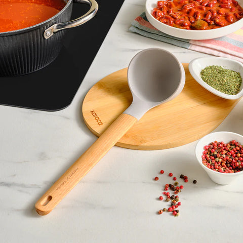 Louche en silicone Karaca x Refika Gadgets avec manche en bois