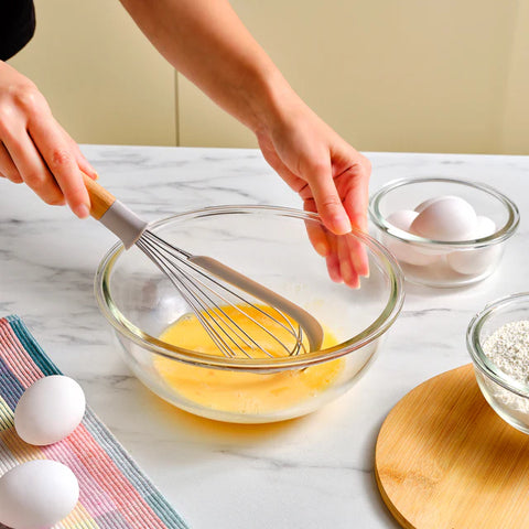 Fouet Karaca X Refika Gadgets avec manche en bois et raclette en silicone