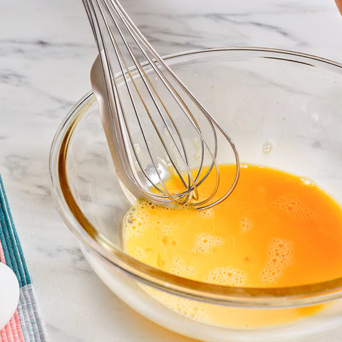 Fouet Karaca X Refika Gadgets avec manche en bois et raclette en silicone