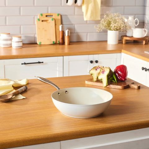 Karaca Swiss Crystal Almond Cream – Wok avec manche 28 cm