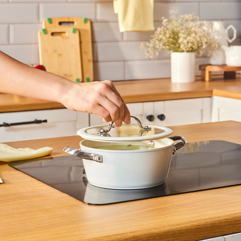 Karaca Swiss Crystal Almond Cream – Casserole avec poignée en acier inoxydable 18 cm