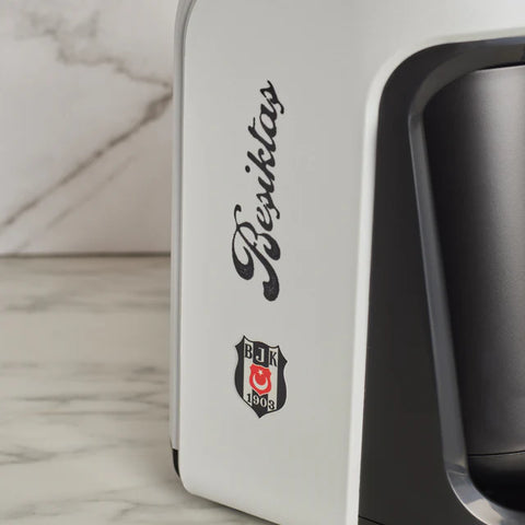 Machine à café turc Karaca x Beşiktaş Hatır Hüps sous licence avec fonction lait et hymne du club