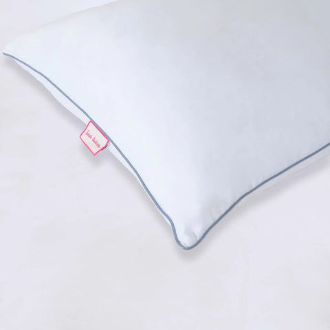 Oreiller Sarah Anderson Comfy en fibre avec housse lavable et passepoil bleu, 50 x 70 cm