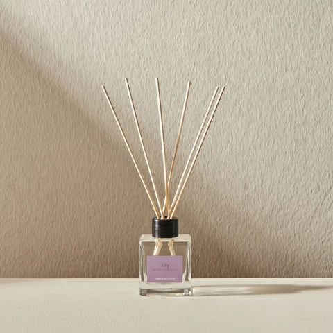 Diffuseur de parfum à bâtonnets Karaca Home Lily, 100 ml